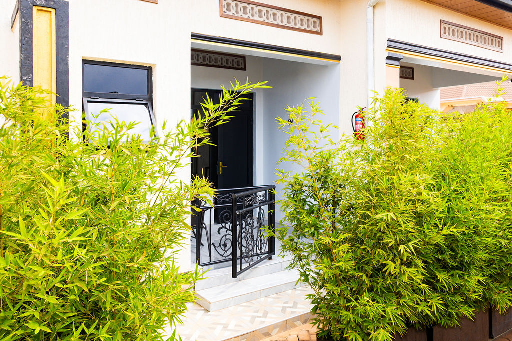 Standard cottage — garden path